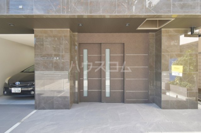 27/30 エントランス