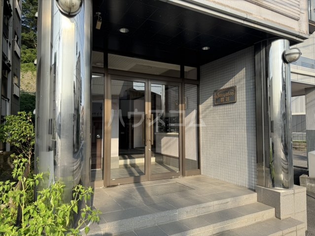 27/30 エントランス