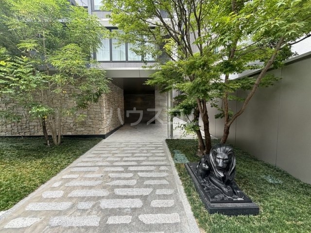 19/30 エントランス