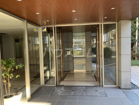 24/30 エントランス