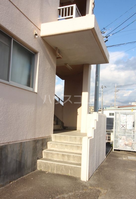 28/30 エントランス