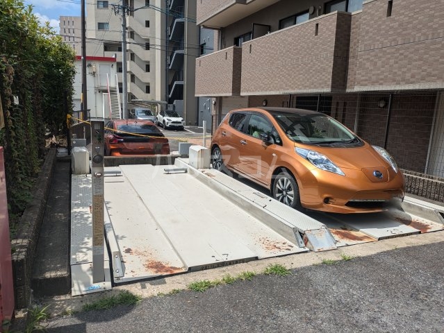 27/30 駐車場