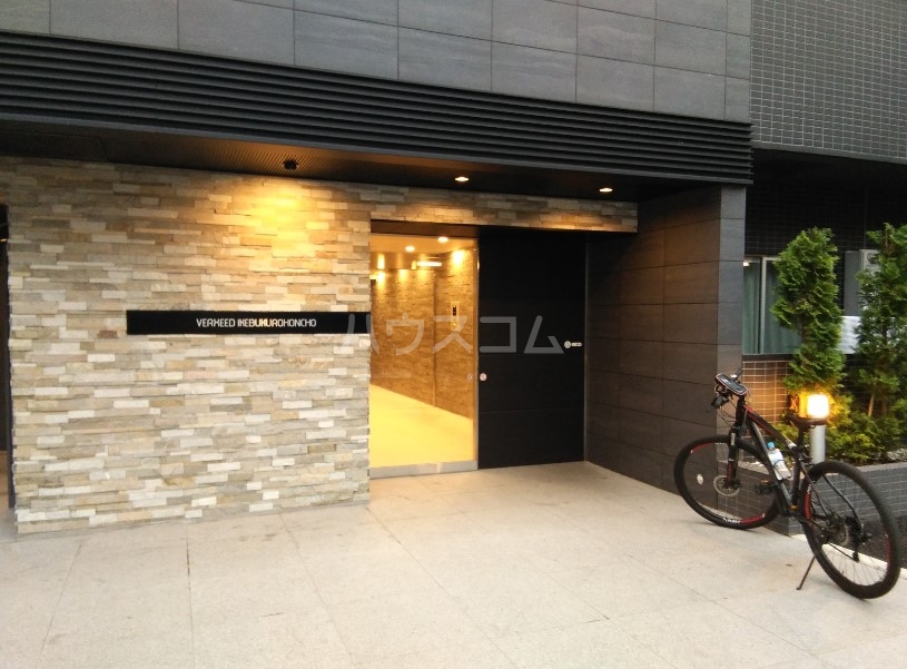 18/25 エントランス