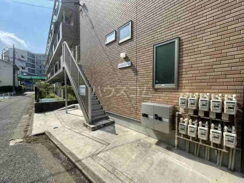 21/22 エントランス