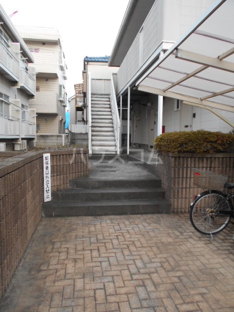 16/23 エントランス