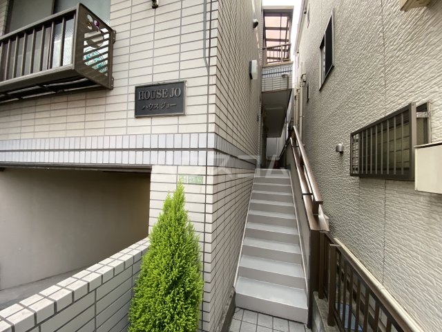 23/26 エントランス