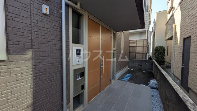 28/28 エントランス