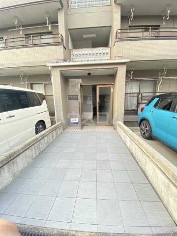 26/30 エントランス