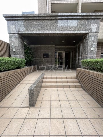 24/30 エントランス