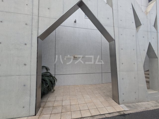 27/30 エントランス