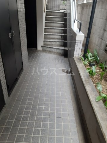 23/29 エントランス