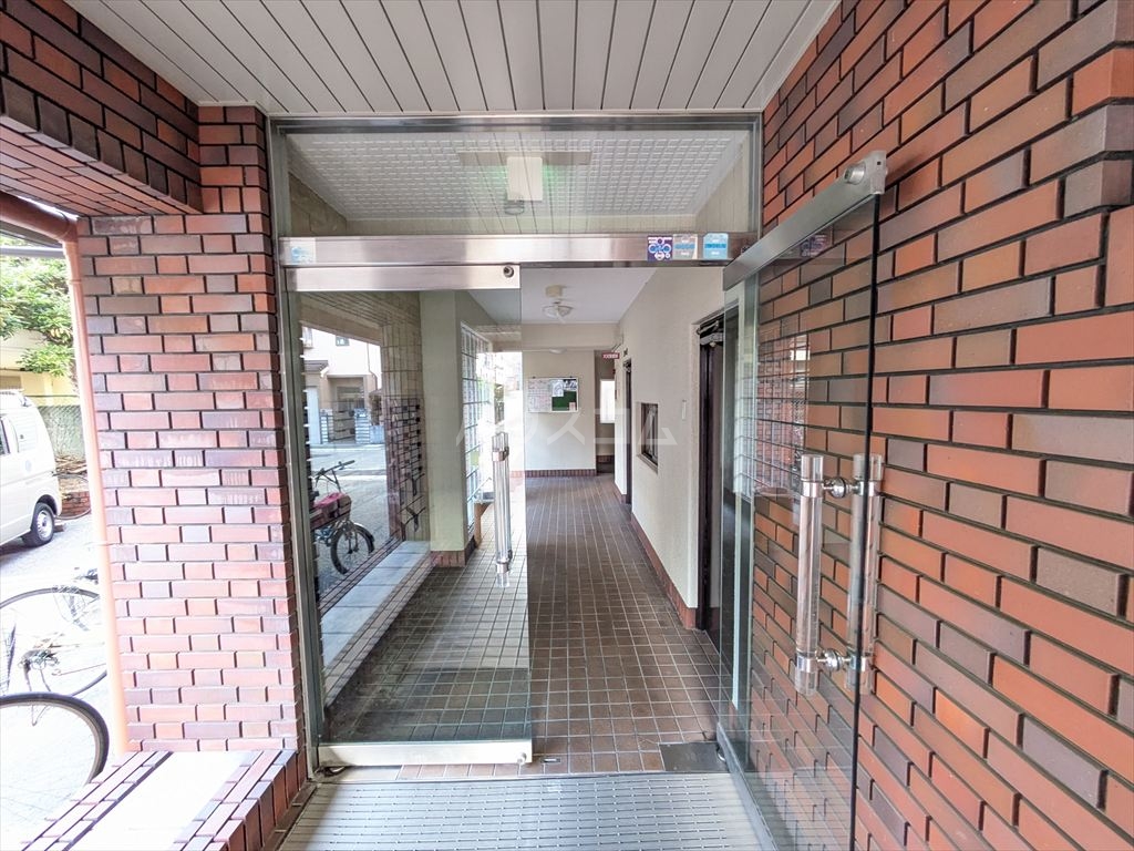 24/30 エントランス