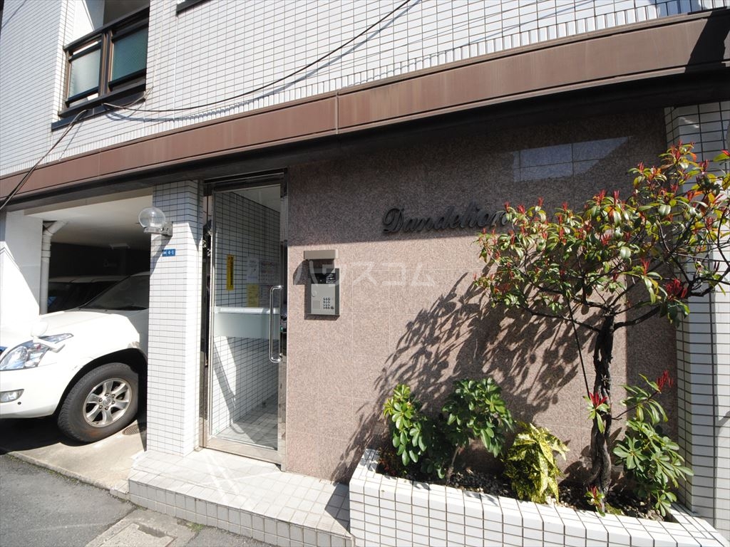 21/30 エントランス