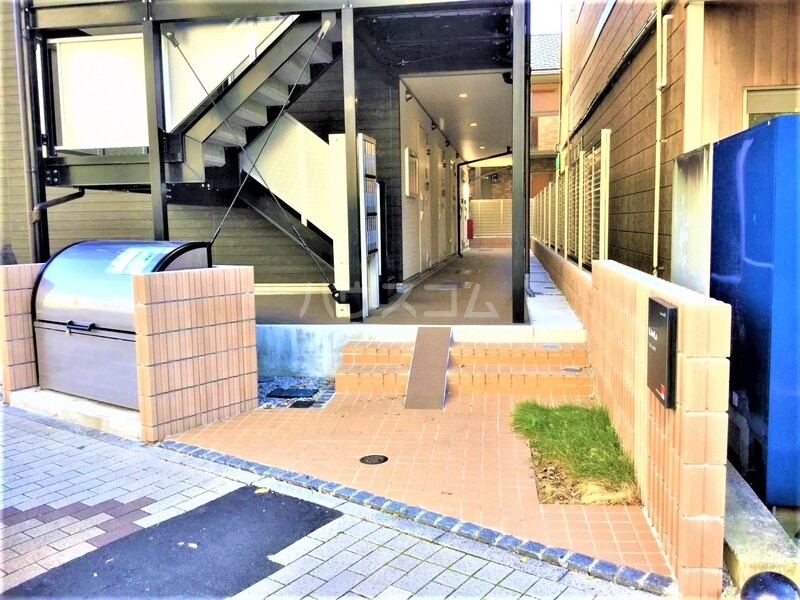 24/28 エントランス