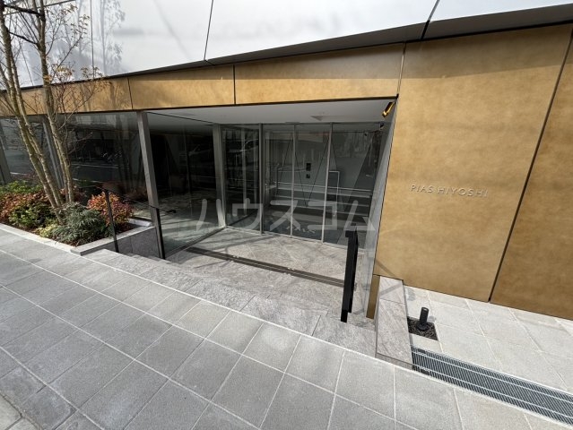 27/30 エントランス