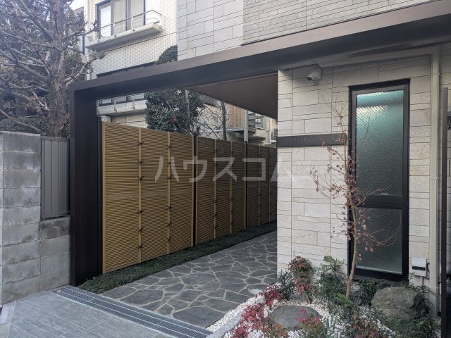 24/30 エントランス