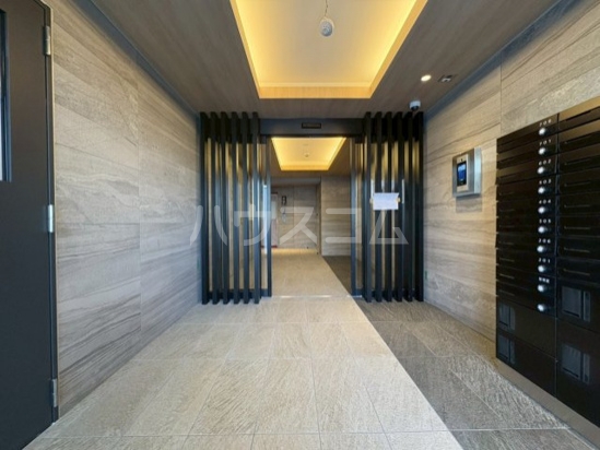 23/28 エントランス