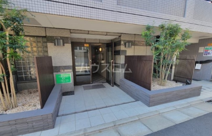 18/23 エントランス