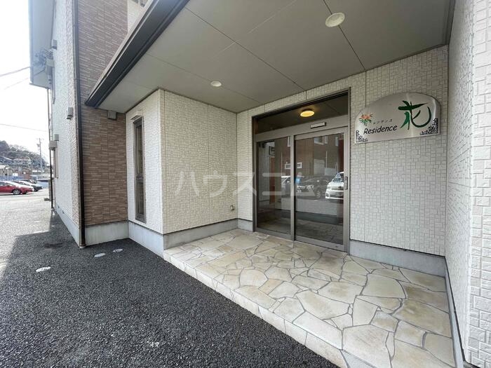 16/23 エントランス