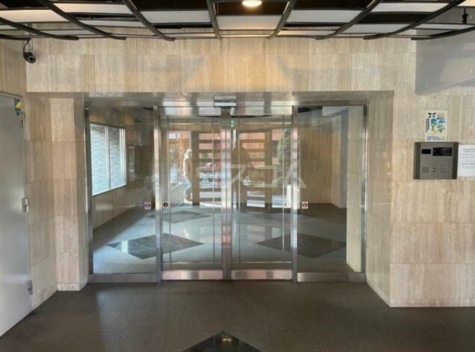 18/23 エントランス