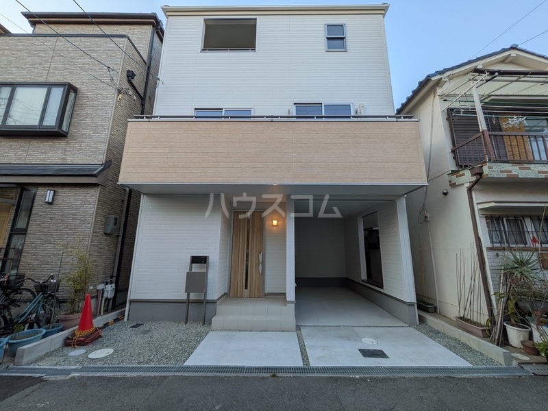 23/28 エントランス