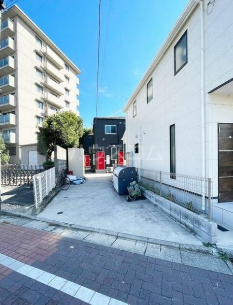 18/27 エントランス