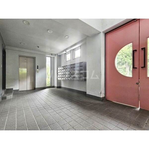 18/28 エントランス