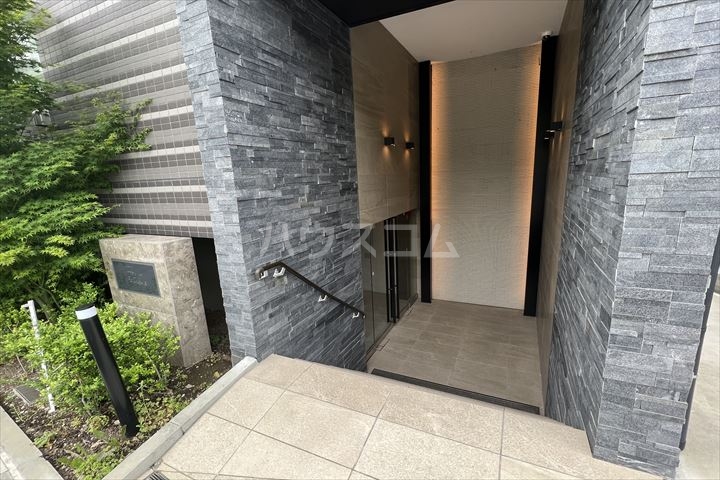 23/30 エントランス