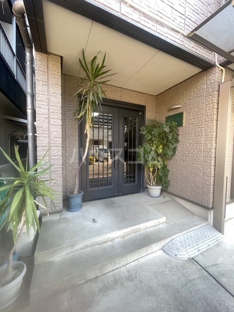 24/30 エントランス