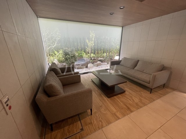 23/25 エントランス