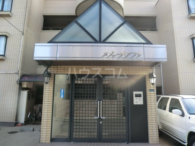 19/27 エントランス