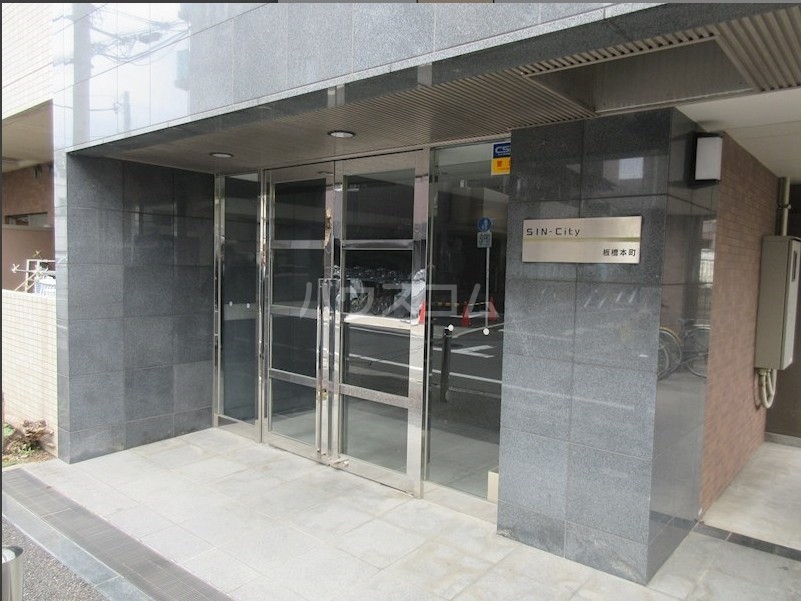 17/25 エントランス