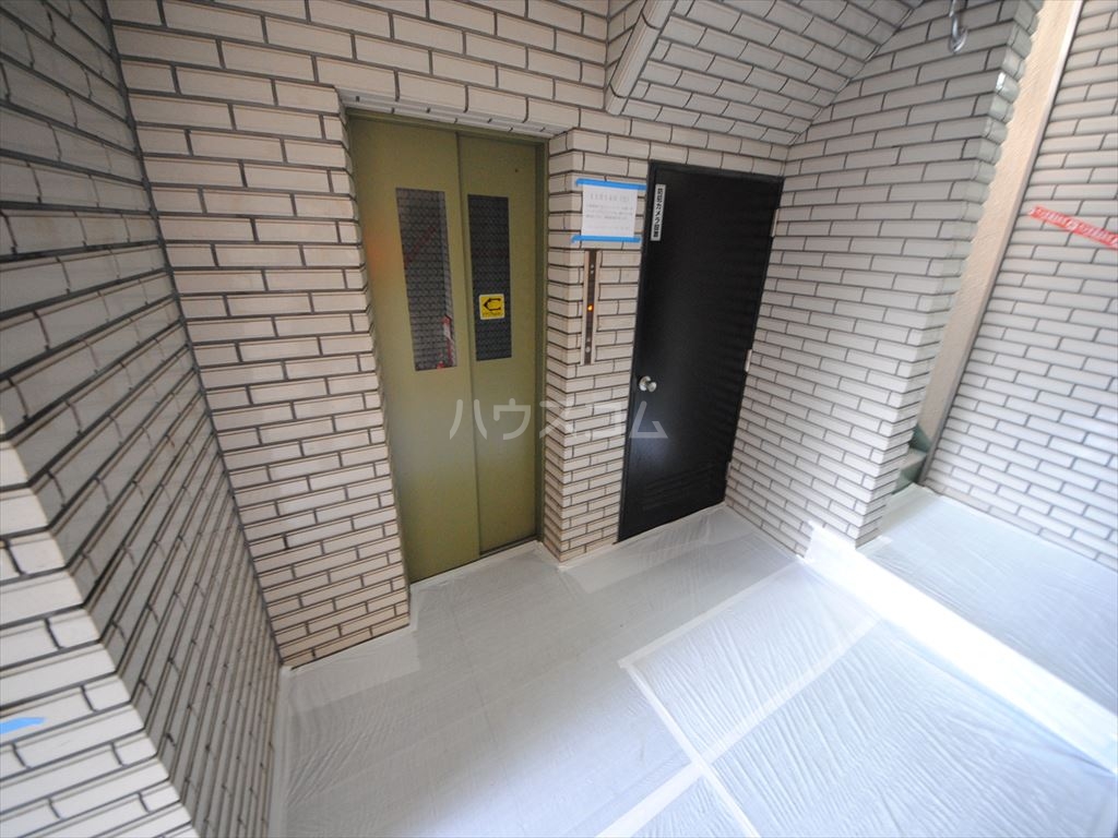 21/27 エントランス