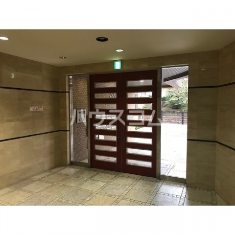 19/30 エントランス