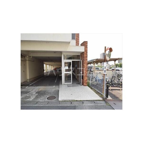 13/22 エントランス