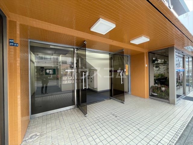 24/30 エントランス