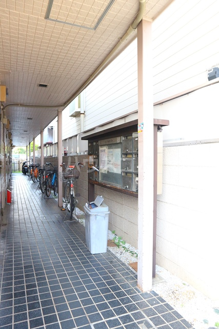 23/30 エントランス