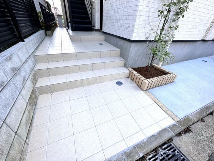 18/22 エントランス