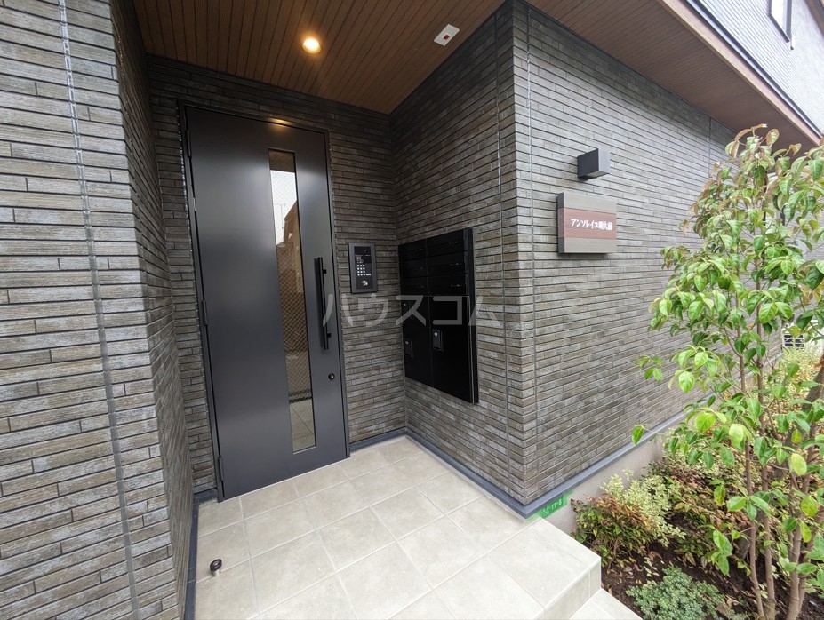 27/30 エントランス