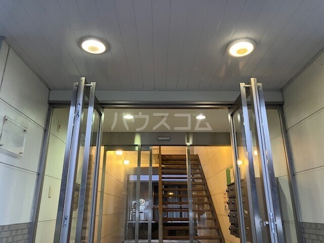 16/19 エントランス