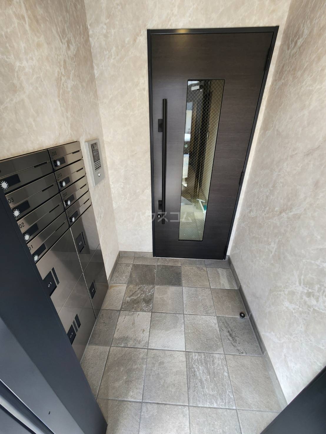 22/30 エントランス