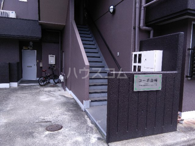 19/27 エントランス