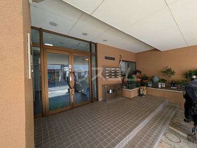 26/30 エントランス