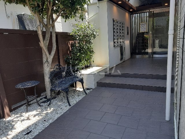 22/28 エントランス