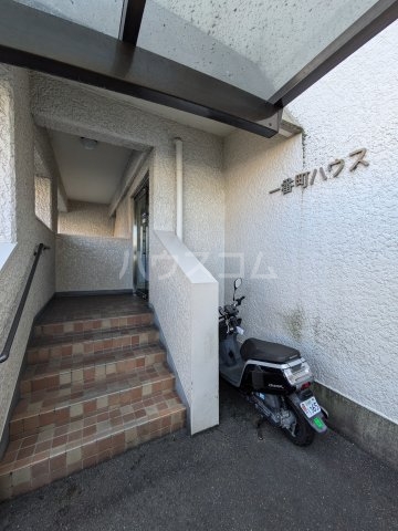 23/30 エントランス