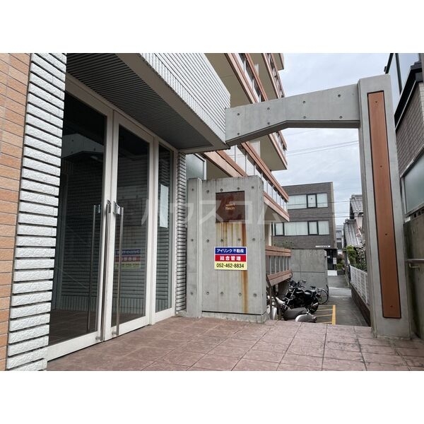 23/30 エントランス