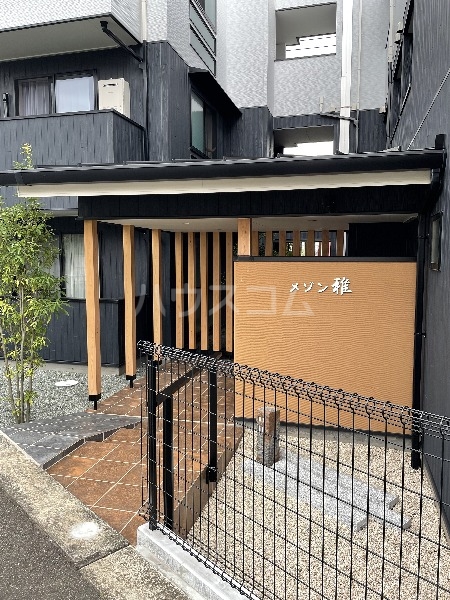 21/30 エントランス