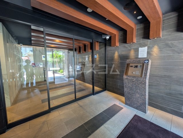 21/30 エントランス