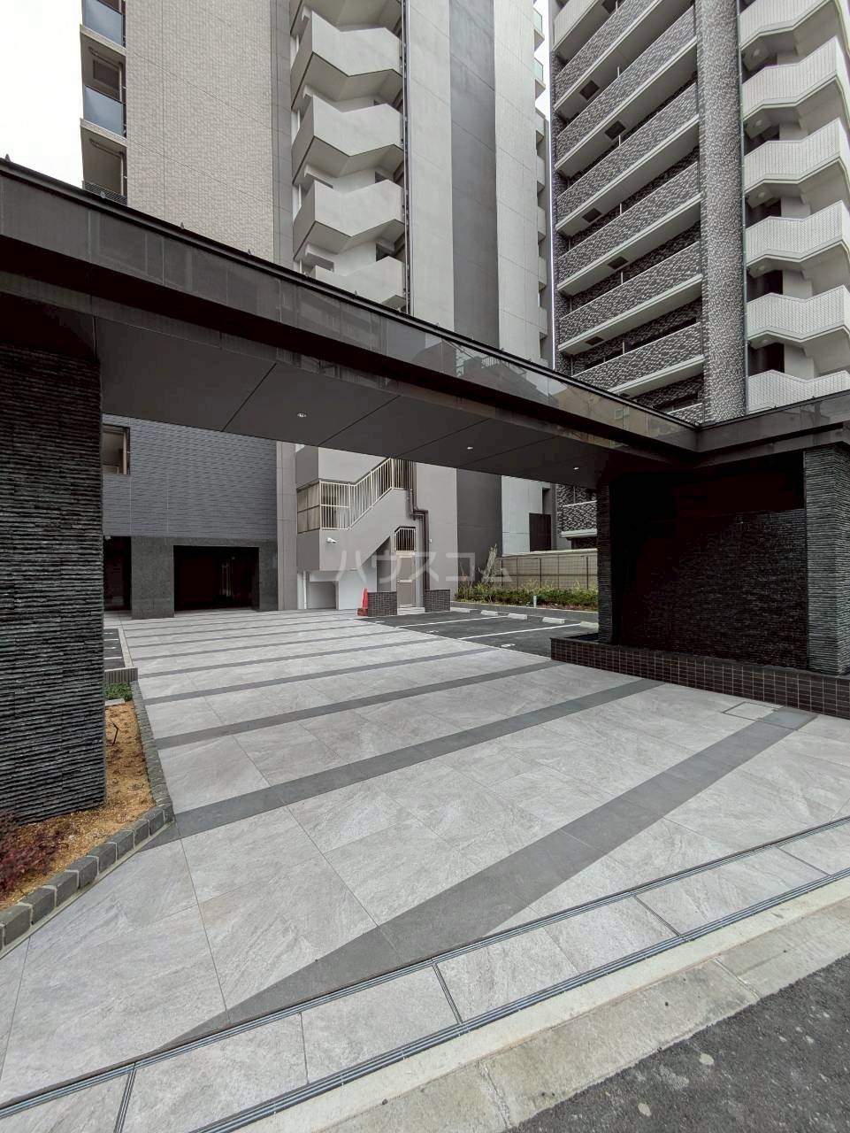 18/25 エントランス