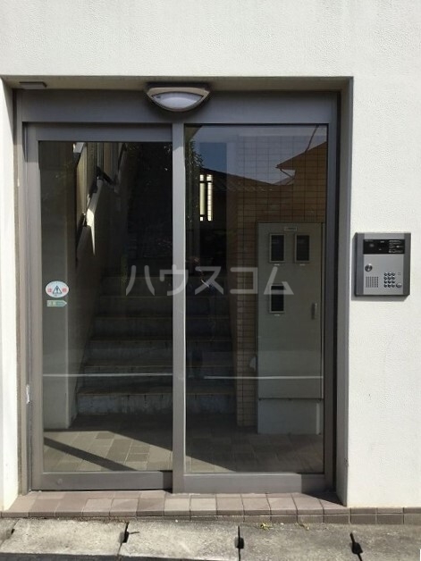 16/23 エントランス